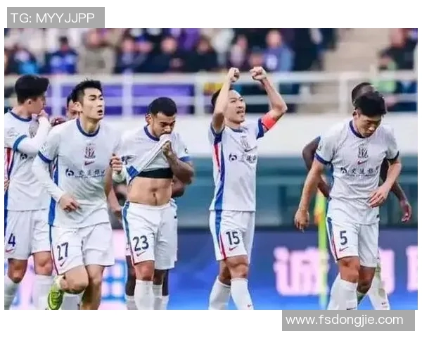 足球明星吴曦驾驶豪车出行引发球迷热议与关注