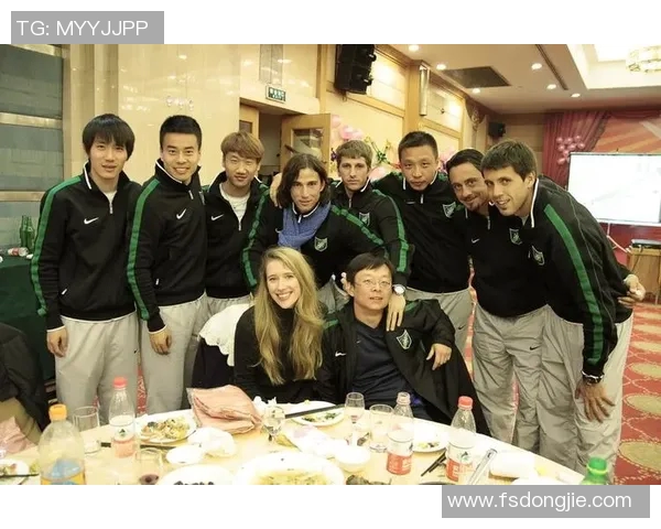 足球明星与球迷欢聚一堂共同庆祝精彩瞬间的视频记录